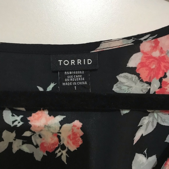 Torrid Floral Blouse Deep V Black Pink Size 1 - Picture 3 of 4
